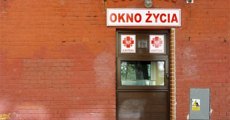 W warszawskim Oknie Życia znaleziono niemowlę z karteczką i stertą pakunków