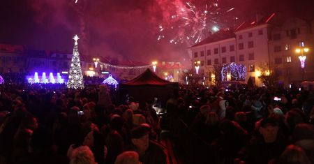 Tak się bawił Ostrowiec. Fotogaleria z imprezy Sylwestrowej 2017/2018 na ostrowieckim rynku