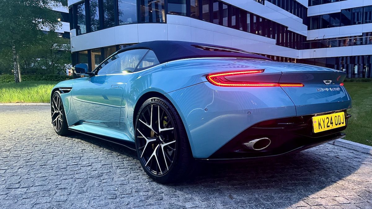 Aston Martin DB12 Volante to luksusowy kabriolet do pokonywania dalekich tras