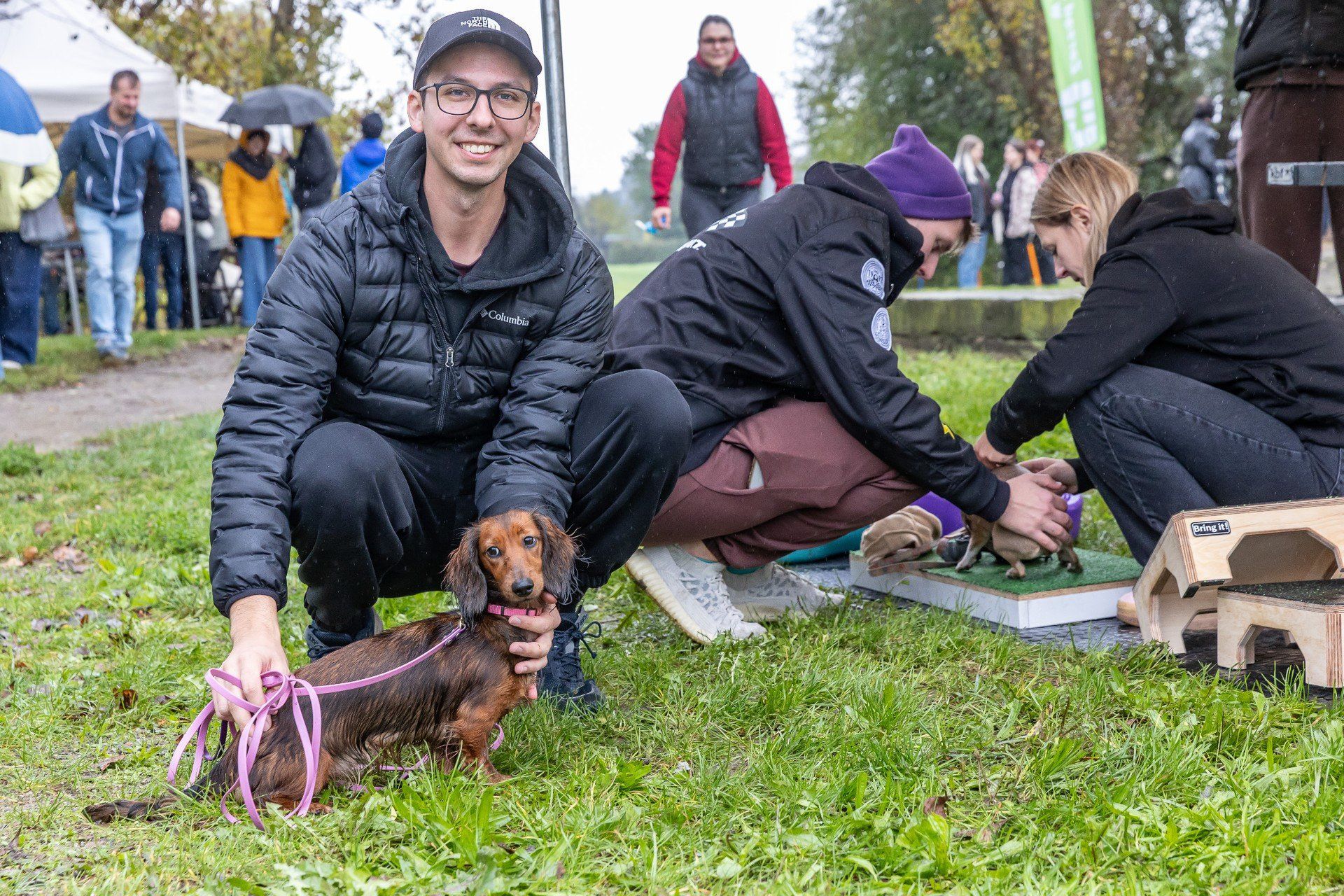 Nienajlepsza pogoda nie zniechęciła właścicieli psów do przyjścia na piknik