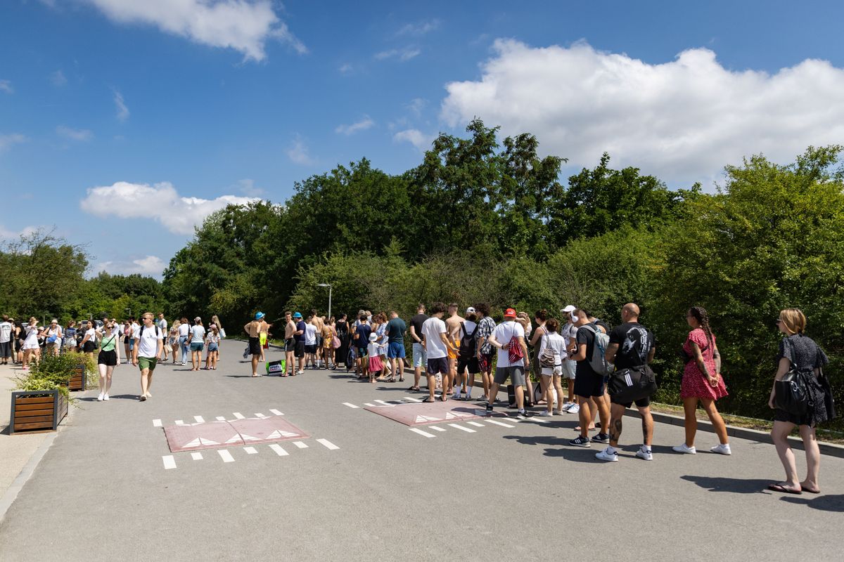 Kolejka do wejścia na kapielisko Zakrzówek w Krakowie