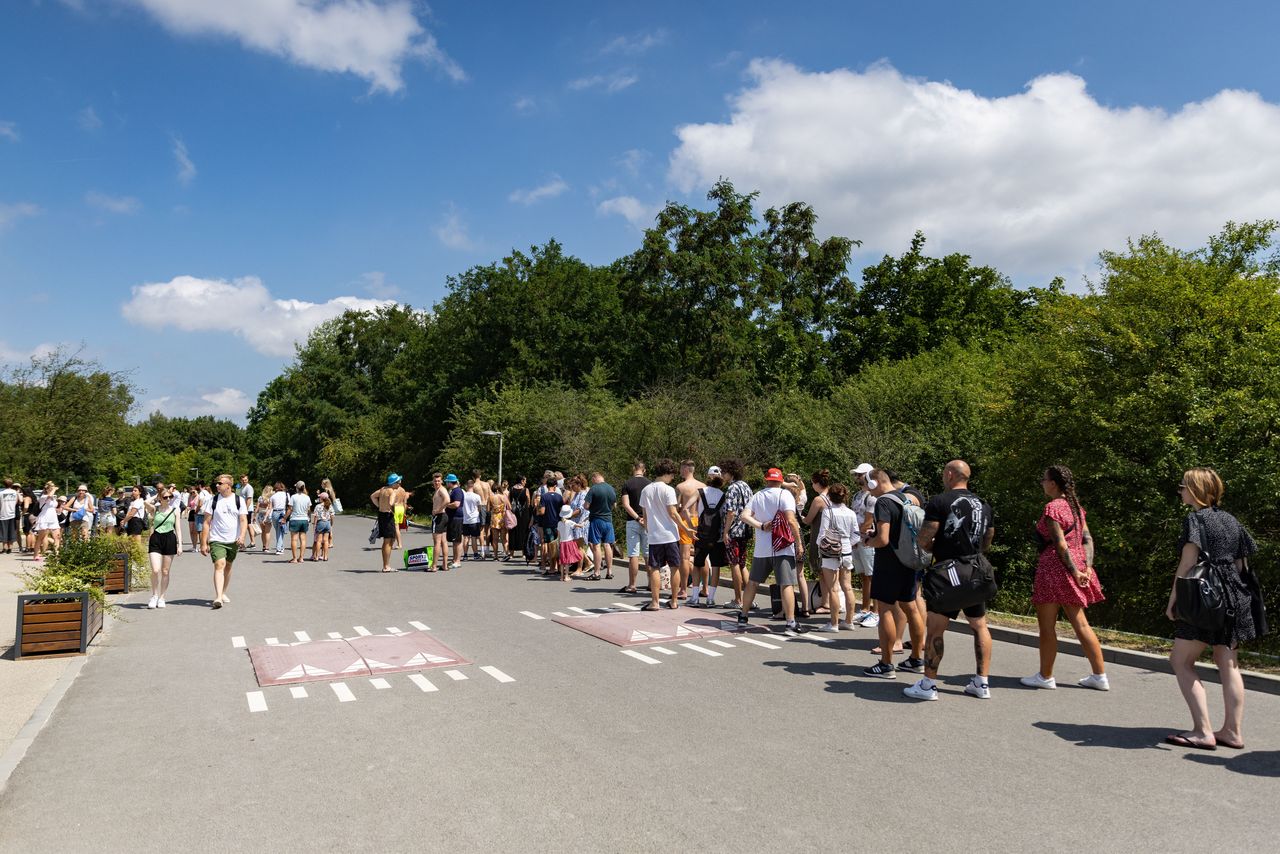 Kolejka do wejścia na kapielisko Zakrzówek w Krakowie