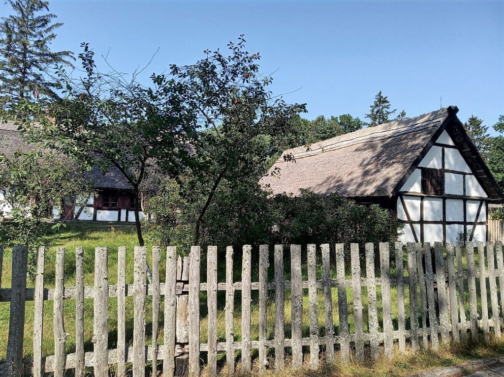 zagroda w muzeum wsi słowińskiej w klukach