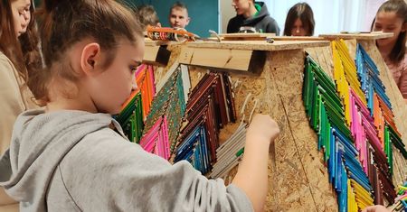 To będzie mega choinka z ponad 10.000 kolorowych kredek