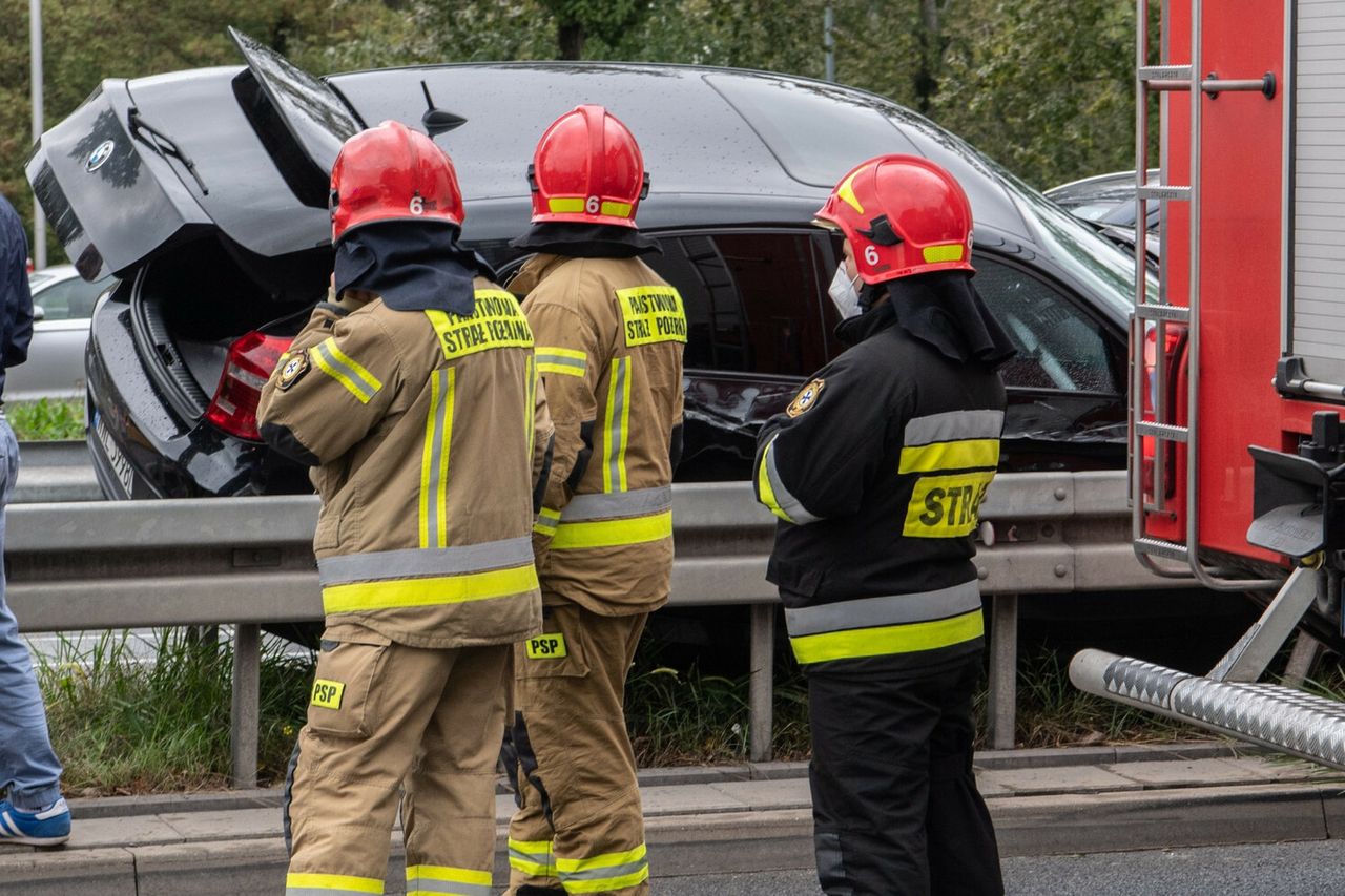 Niecodzienny wypadek na DK 19. Samochód zawisł na barierkach