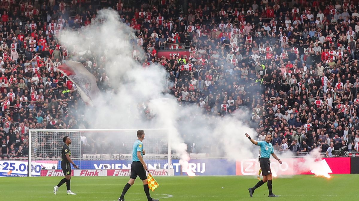 kibice Ajaksu spowodowali przerwanie meczu z Feyenoordem