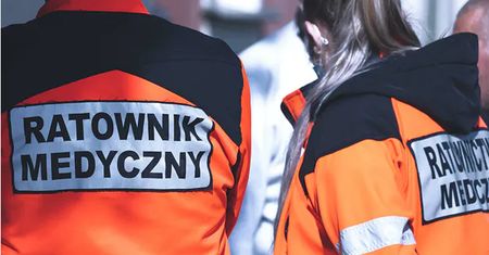 Wracał od lekarza. Tajemnicza śmierć na klatce schodowej