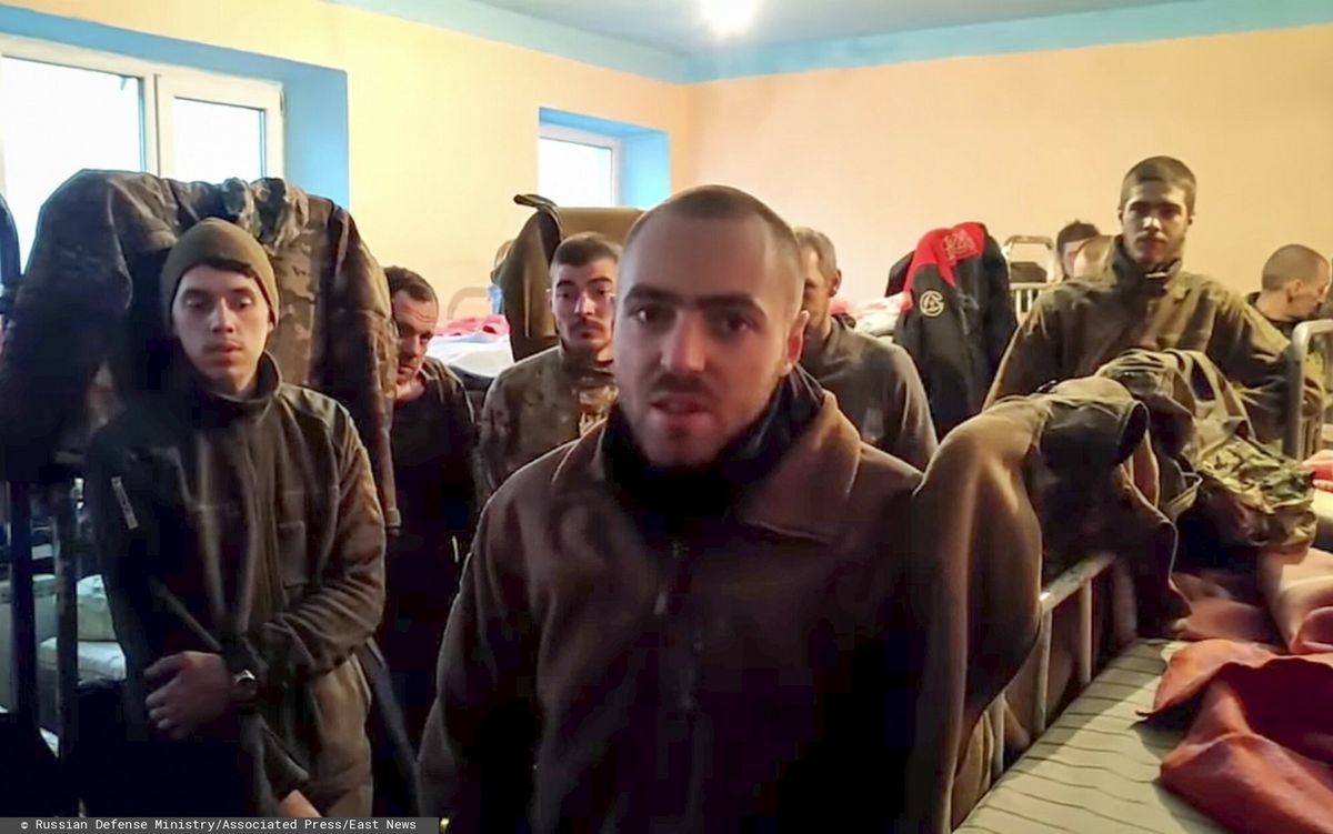 Zdjęcie jeńców z Azowstalu udostępnione przez rosyjskie ministerstwo obrony. Wykonano je w jednym z 
