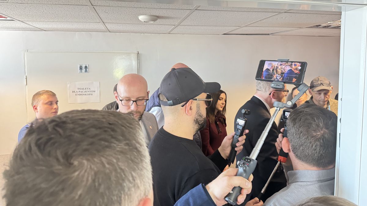 Grzegorz Braun wtargnął do szpitala w Oleśnicy