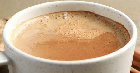 Dietetyk radzi zetrzeć i dorzucić do kawy. Pomaga schudnąć i spowalnia proces starzenia