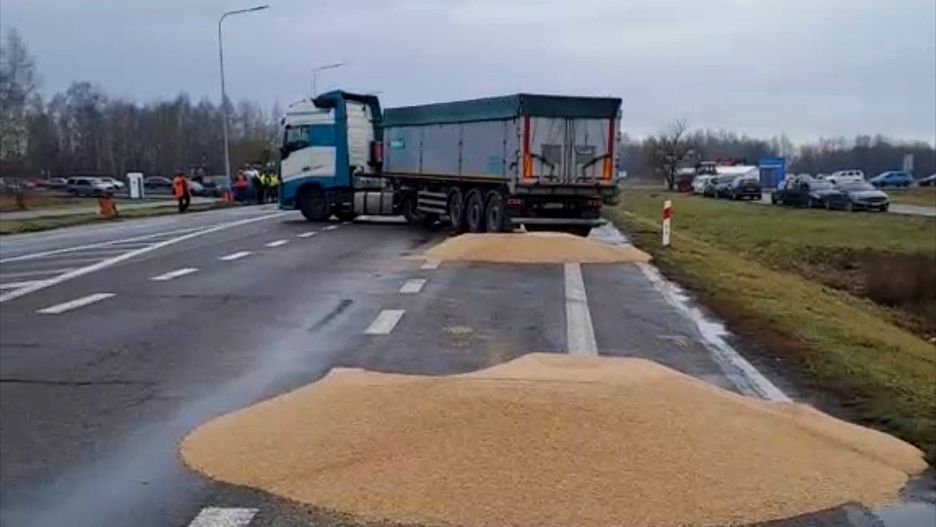 Dorohusk. Rozsypane zboże z ukraińskich ciężarówek