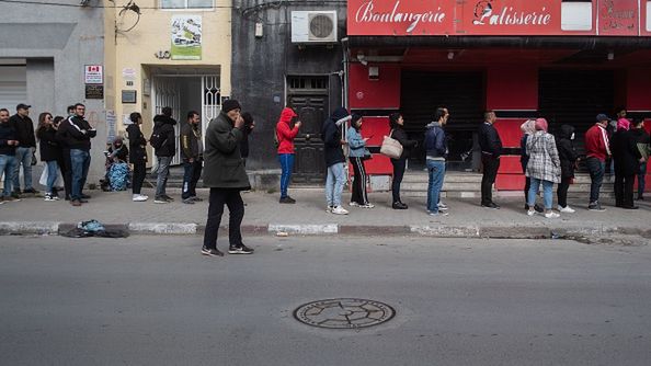 Mieszkańcy Tunezji przez wojnę muszą stać w długich kolejkach po chleb