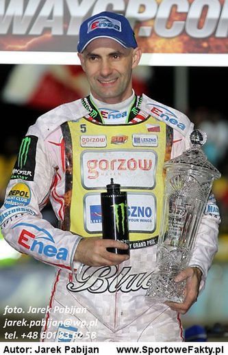 Tomasz Gollob dwukrotnie w karierze seryjnie zdobywał medale IMŚ w latach 1997-1999 oraz 2008-2010.