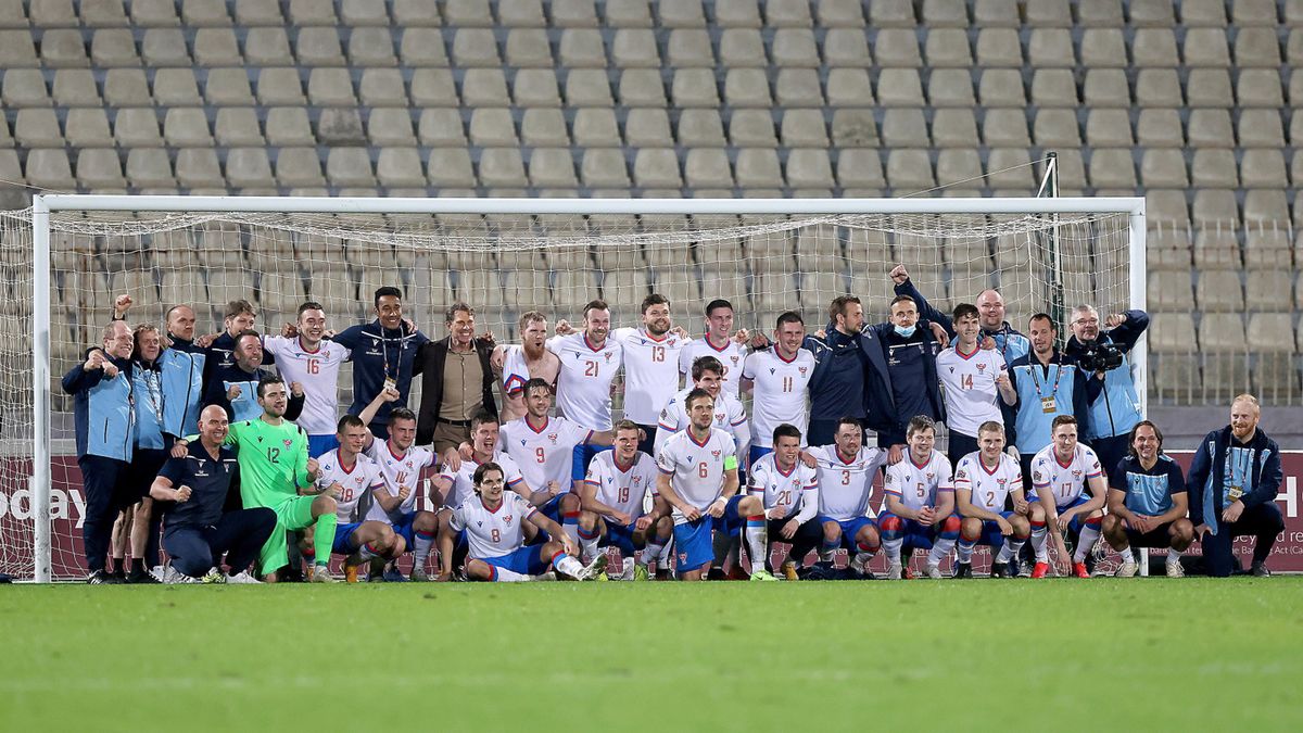 PAP/EPA / Domenic Aquilina / Na zdjęciu: piłkarze Wysp Owczych cieszą się z awansu