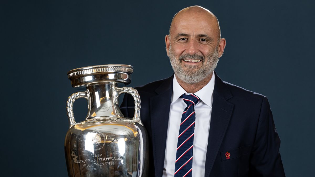 Getty Images / Alexander Scheuber - UEFA/UEFA via Getty Images / Michał Probierz z Pucharem Henriego Delaunaya dla mistrza Europy