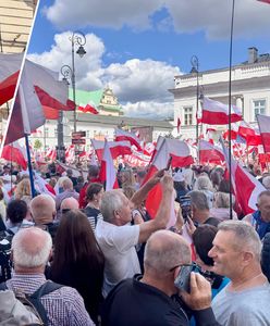 Przyjechali dla Nawrockiego. Zaśpiewali Rotę i odmówili różaniec