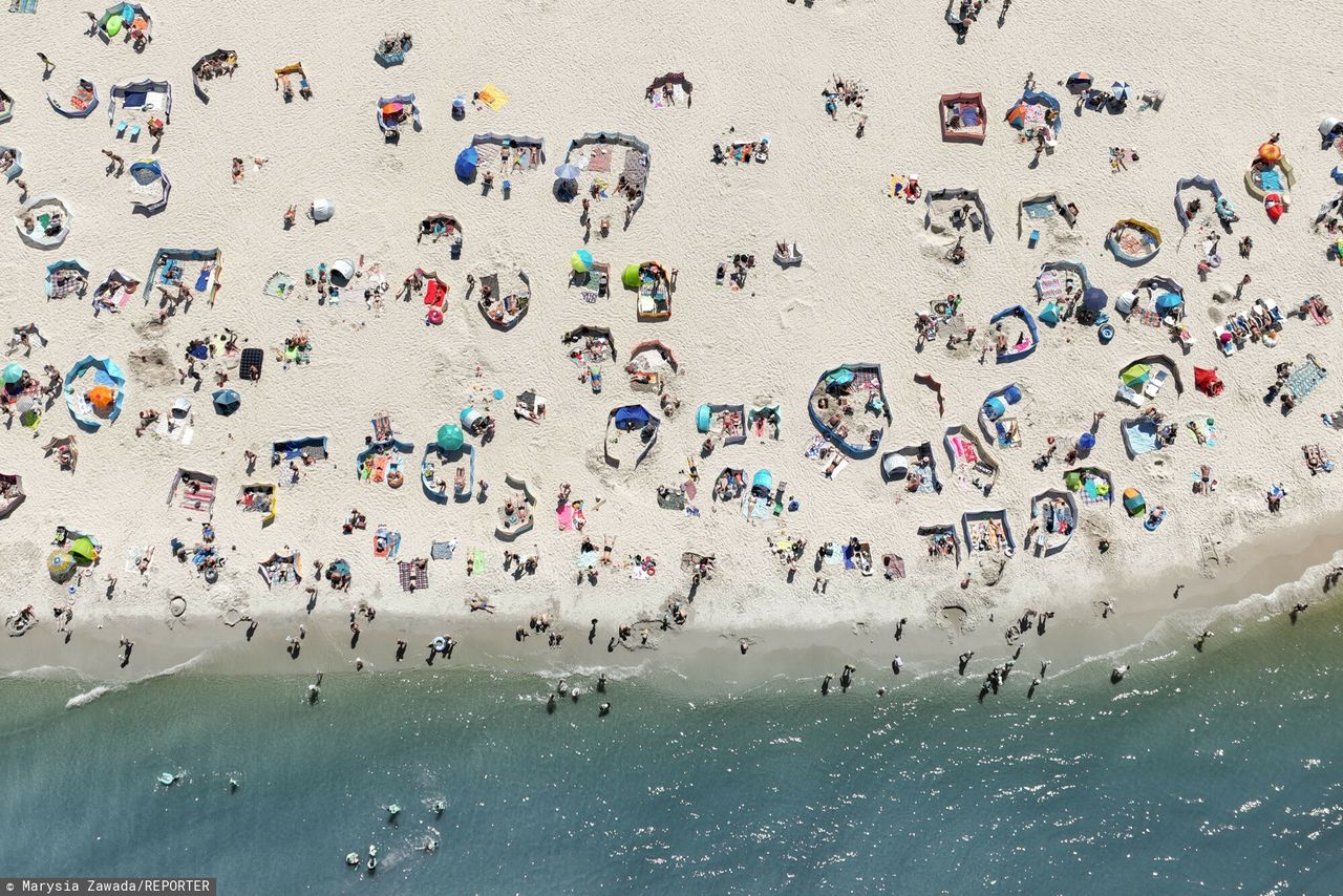 Turyści na plaży w Dębkach