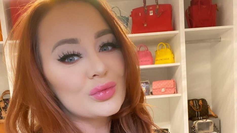 W wieku 18 lat zaczęła pracować w klubie nocnym