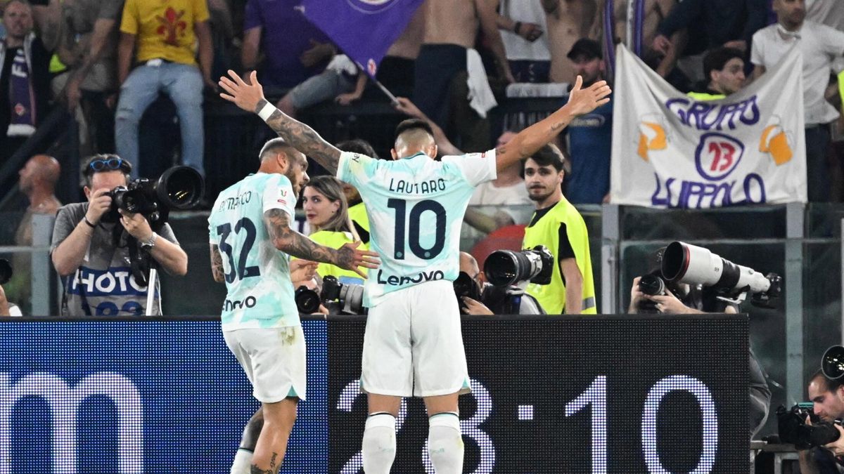 Lautaro Martinez cieszy się z gola w finale Pucharu Włoch