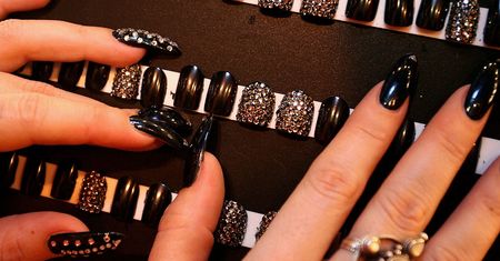 Press-On Nails. Manicure jeszcze nigdy nie był taki szybki i prosty! Wykorzystaj ten patent