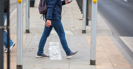 Uczniów czekają zmiany. Kolejny kraj zakazuje smartfonów w szkole