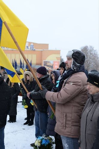 W Równem od początku wojny nie było tygodnia, gdy w centrum miasta nie odbyłby się uroczysty pogrzeb bohaterów zmarłych w obronie Ukrainy. Uroczystości gromadzą tłumy. Drugi po prawej Siergiej Gołownia.