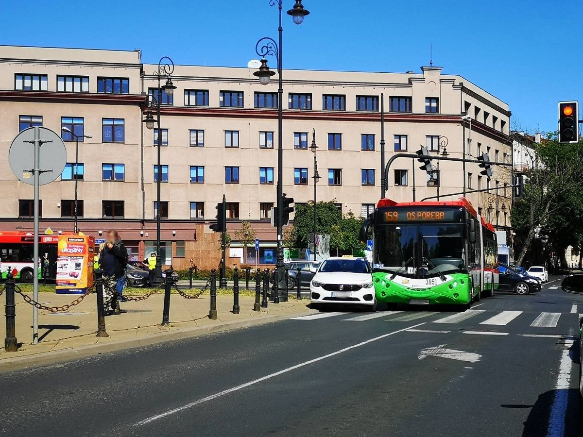 Zderzenie Bolta z trolejbusem na skrzyżowaniu w centrum Lublina