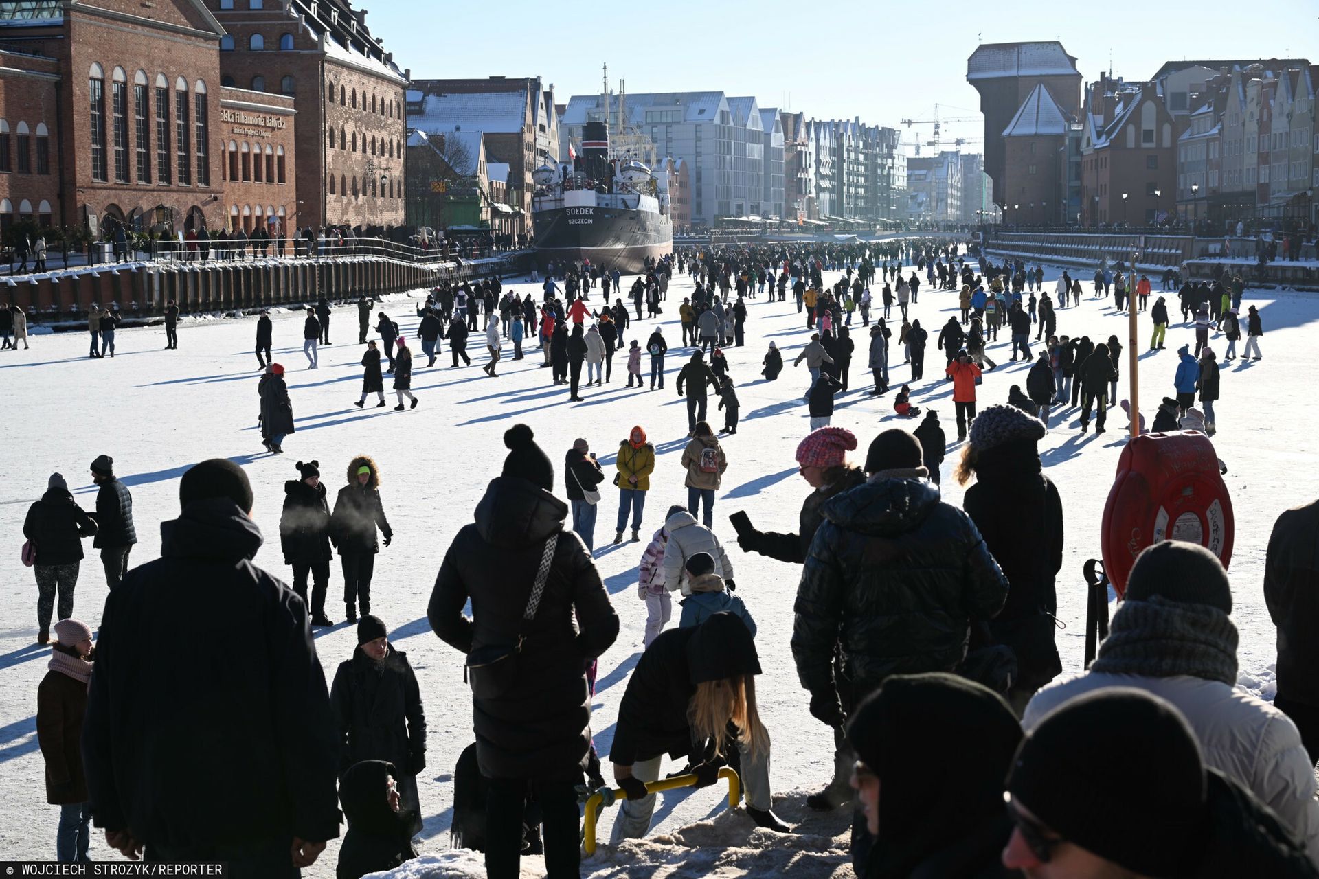 wiadomości,aktualności,WP Wiadomości Tłumy ludzi na zamarzniętej Motławie. Pilny apel policji