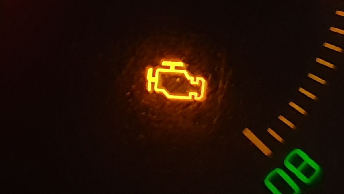 Kontrolka "check engine" odpowiada za informowanie o awarii dotyczącej bezpośrednio silnika