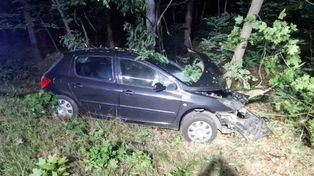 Wypadek na DK 92. Kierujący peugeotem uderzył w drzewo