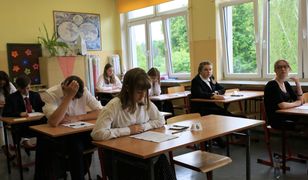 Uczniowie podstawówki zdają egzamin z języka polskiego. Tego uczyliśmy się wszyscy. Pamiętasz jeszcze?