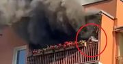 Z płonącego mieszkania wydobywał się czarny dym. Mężczyzna mógł tylko skoczyć z czwartego piętra