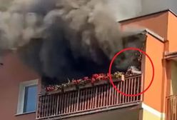 Z płonącego mieszkania wydobywał się czarny dym. Mężczyzna mógł tylko skoczyć z czwartego piętra