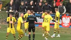 Skandal w trakcie meczu. Piłkarz został trafiony prosto w twarz [WIDEO]