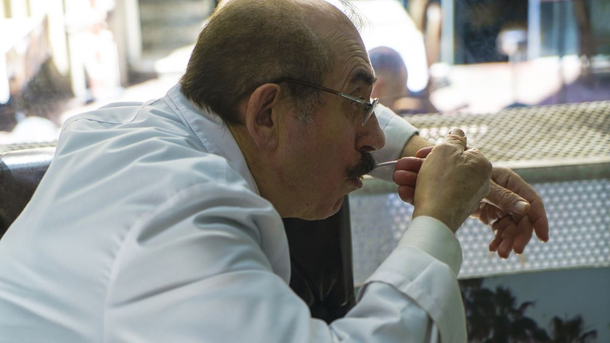 Lonely senior man eating
Eating, Food, Senior Men, Loneliness, Meal
Beyhes Evren