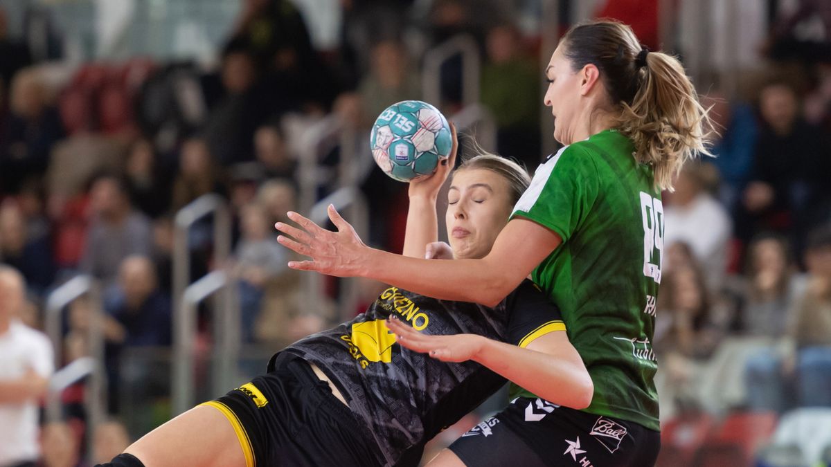 Getty Images / Jakub Kaczmarczyk / Zawodniczka PR Urbis Gniezno Justyna Świerżewska (L) i Kinga Achruk (P) z FunFloor Lublin