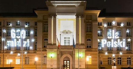 Wyświetlili napisy na Kancelarii Premiera. "600 mld zł"