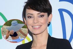 Dorota Gardias wypoczywa na plaży. Zasłoniła twarz, odsłoniła piękne nogi