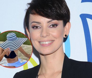 Dorota Gardias wypoczywa na plaży. Zasłoniła twarz, odsłoniła piękne nogi