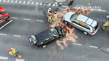 Warszawa: Zderzenie trzech aut na Bródnie. Sprawcą dostawca jedzenia