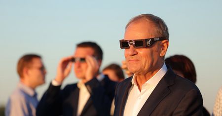 Tusk obejrzał zaćmienie Słońca. Podzielił się swoimi wrażeniami