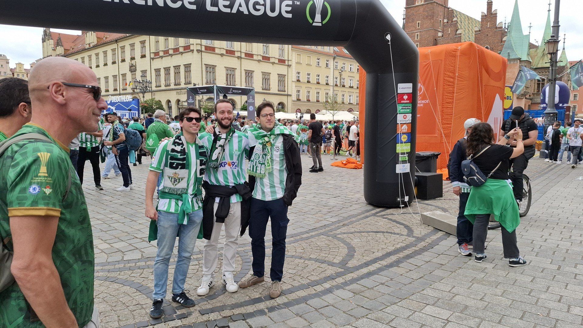 Finał Ligi Konferencji 2025 Betis vs Chelsea, Wrocław, Rynek w południe, kibice Betisu i Chelsea, 28.05.2025