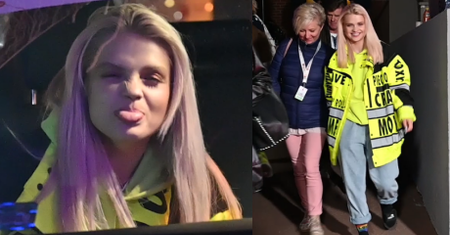 Margaret w kurtce robotnika i klapkach wytyka język w stronę paparazzi