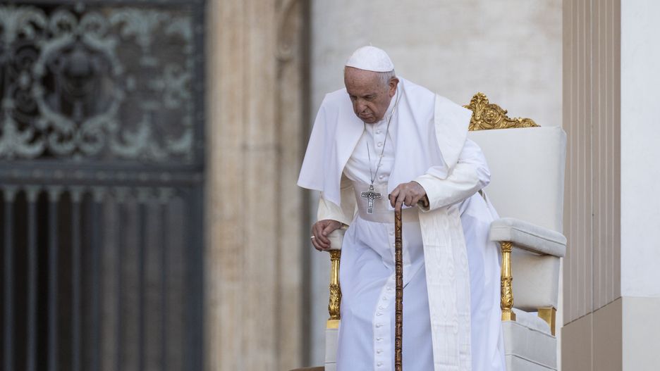 VATICAN - 2022/06/25: Pope Francis walks with his stick as he arrives for the Mass.
Pope Francis presides over a Holy Mass celebrated for participating in the X World Meeting of Families in St. Peter's Square. (Photo by Stefano Costantino/SOPA Images/LightRocket via Getty Images)