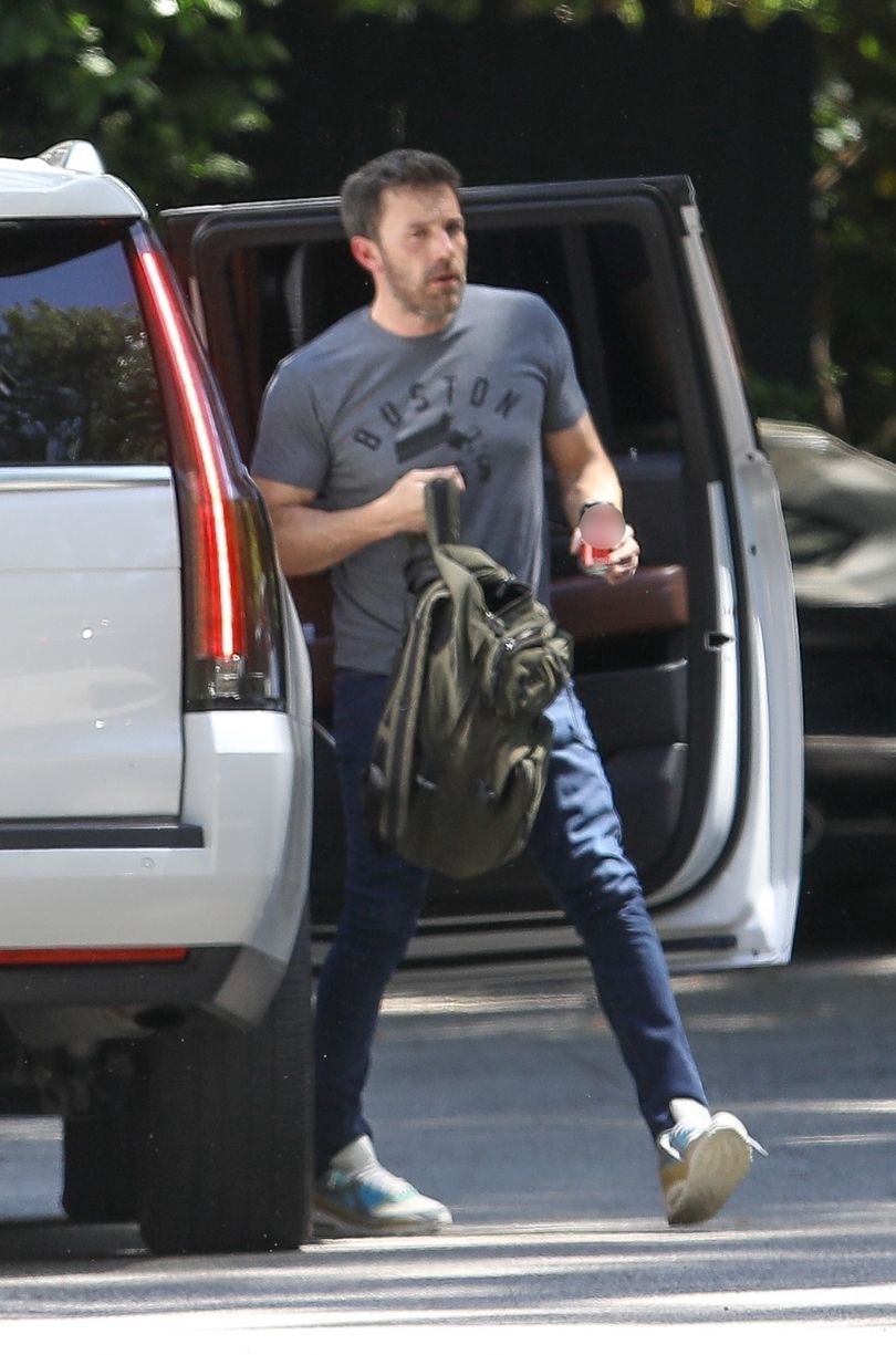 Ben Affleck wysiada z samochodu Jennifer Lopez po hotelem w Bel Air