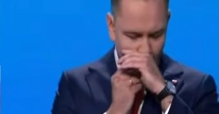 Nawrocki zrobił taki gest na wizji. Tak się tłumaczył
