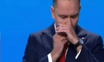 Nawrocki zrobił taki gest na wizji. Tak się tłumaczył