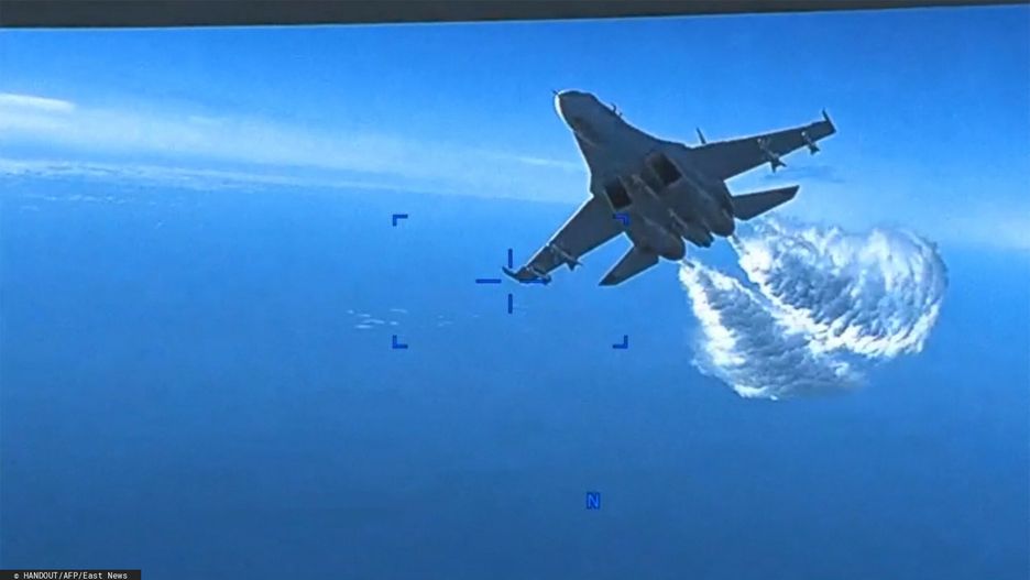 Zderzenie rosyjskiego samolotu z ameryka?skim dronem nad Morzem Czarnym
This handout image taken from video released by U.S. European Command (USEUCOM) on March 16, 2023,  shows onboard footage from a U.S. Air Force MQ-9 drone as it is approached the first time by a Russian SU-27 aircraft jettissoning fuel, over The Black Sea on March 14, 2023. - Moscow said that it would try to retrieve the wreckage of a US military drone that crashed over the Black Sea in a confrontation Washington blamed on two Russian fighter jets. Russia also warned that it would react "proportionately" to any future US "provocations" as tensions simmered and Moscow denied its Su-27 military aircraft had clipped the propeller of the unmanned Reaper drone. (Photo by Handout / USEUCOM / AFP) / RESTRICTED TO EDITORIAL USE - MANDATORY CREDIT "AFP PHOTO/USEUCOM " - NO MARKETING NO ADVERTISING CAMPAIGNS - DISTRIBUTED AS A SERVICE TO CLIENTS
HANDOUT