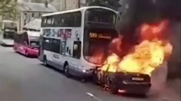 Z niewiadomych przyczyn płonące auto zjechało drogą i uderzyło w autobus