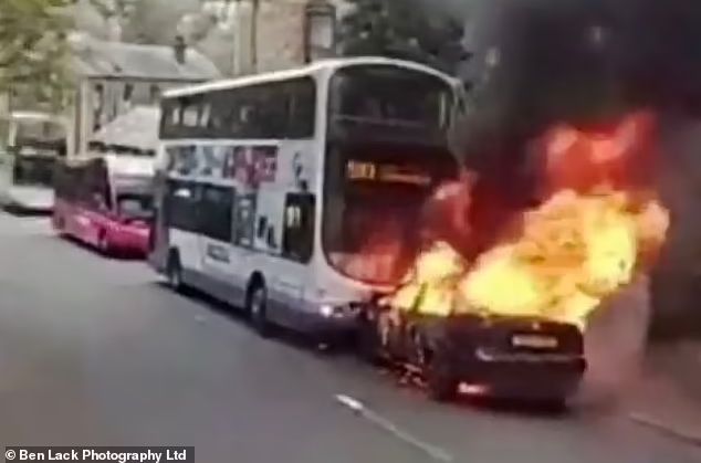 Sytuacja jak z horroru. Płonący samochód widmo wjechał w autobus